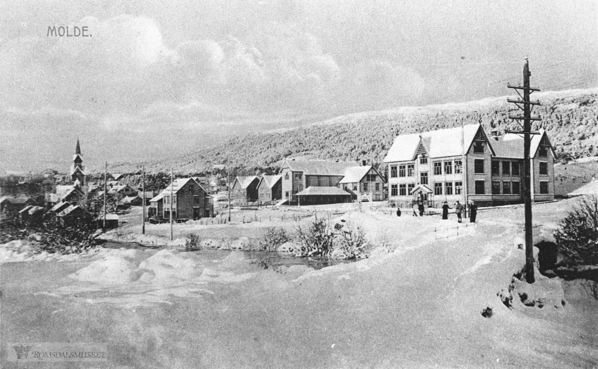 Molde by sett fra øst., Molde sett fra øst..Molde Folkeskole bygd 1904 til høyre, Molde kirke til venstre.