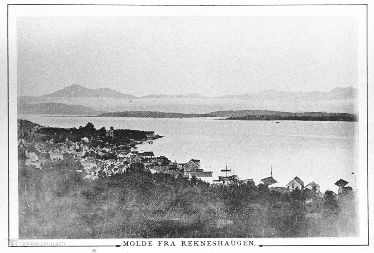 Molde sett fra Rekneshaugen., Panorama med kirken og Grand Hotell.