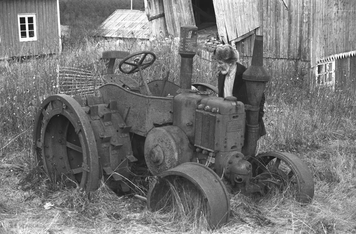 Traktor på Tingvoll, innkjøpt av kommunen til nydyrking i 1930 åra. Sverre Berg er "inspektør"