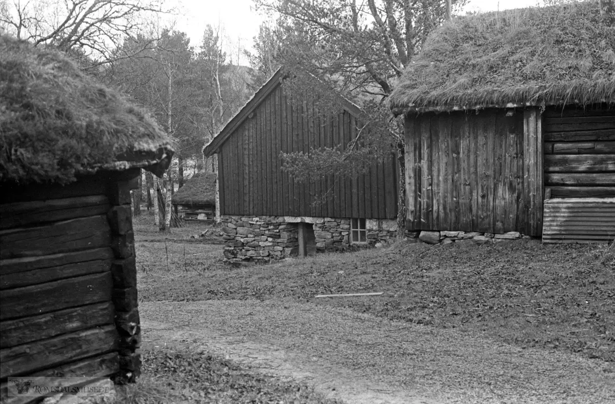 Hammervoll-løa med Hammervollstua til høyre på Romsdalsmuseet. .(Se Romsdalsmuseets årbok 1986)