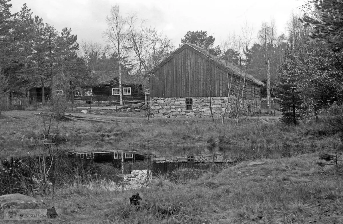 Hammervollstua og Hammervoll-løa på Romsdalsmuseet. .(Se Romsdalsmuseets årbok 1986)