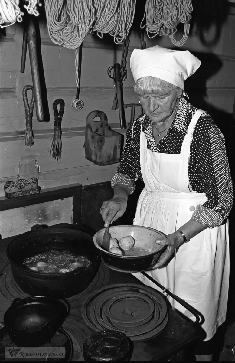 Olsok på Romsdalsmuseet 1986. .Matlaging i Erikgarden på Romsdalsmuseet. .(aktører fra Aukra bondekvinnelag)