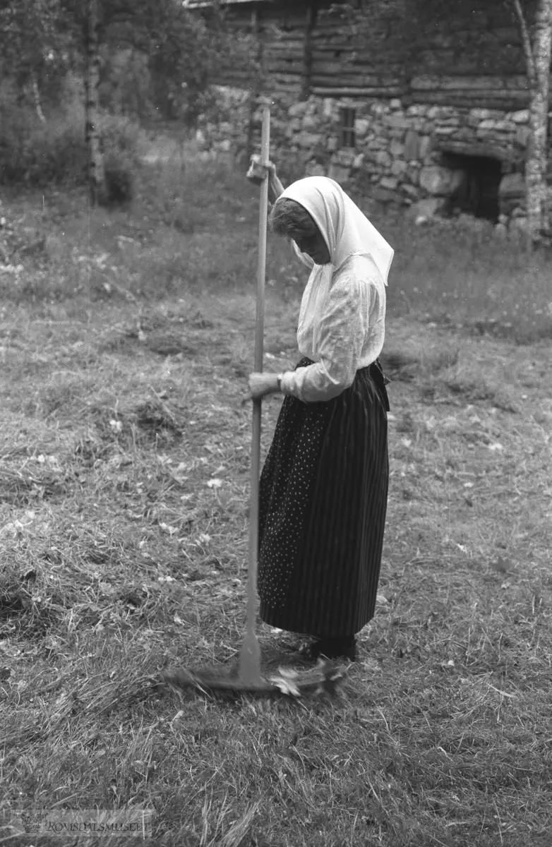 Olsok på Romsdalsmuseet 1986..Slåttonn på Romsdalsmuseet..(aktører fra Aukra bondekvinnelag)