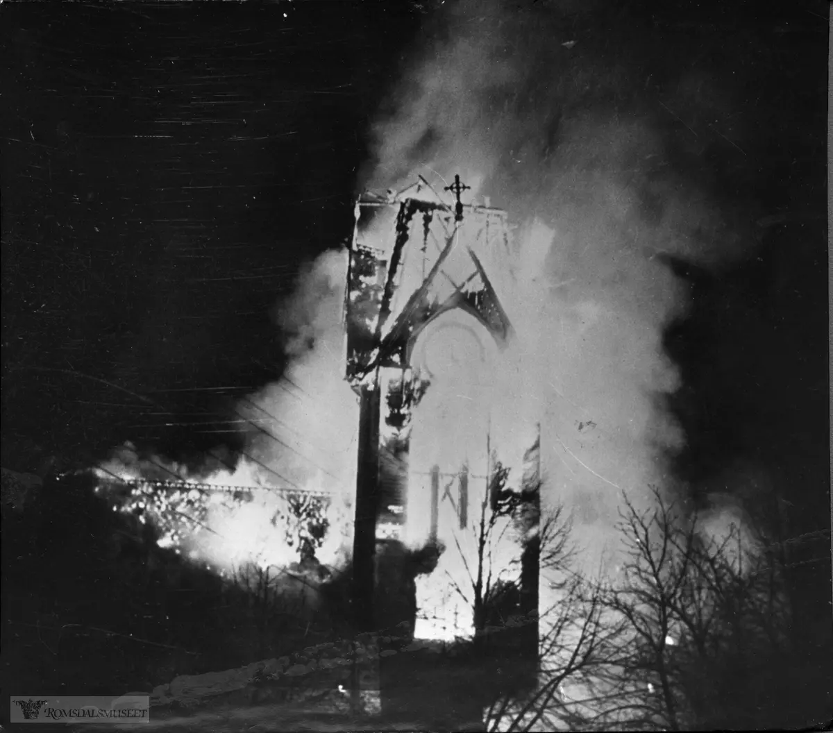 Molde kirke, Molde kirke brenner etter tysk bombing natt til 30 april 1940.