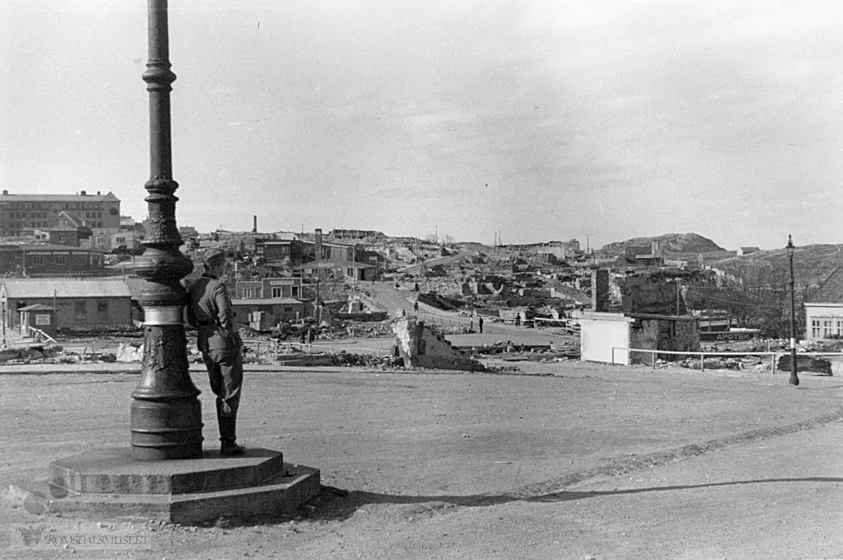 Tyske bilder..Dette er på torget i Kristiansund i 1940 Allanengen skole øverst t.v..(Bilder tatt av tyske soldater i Norge under krigen)