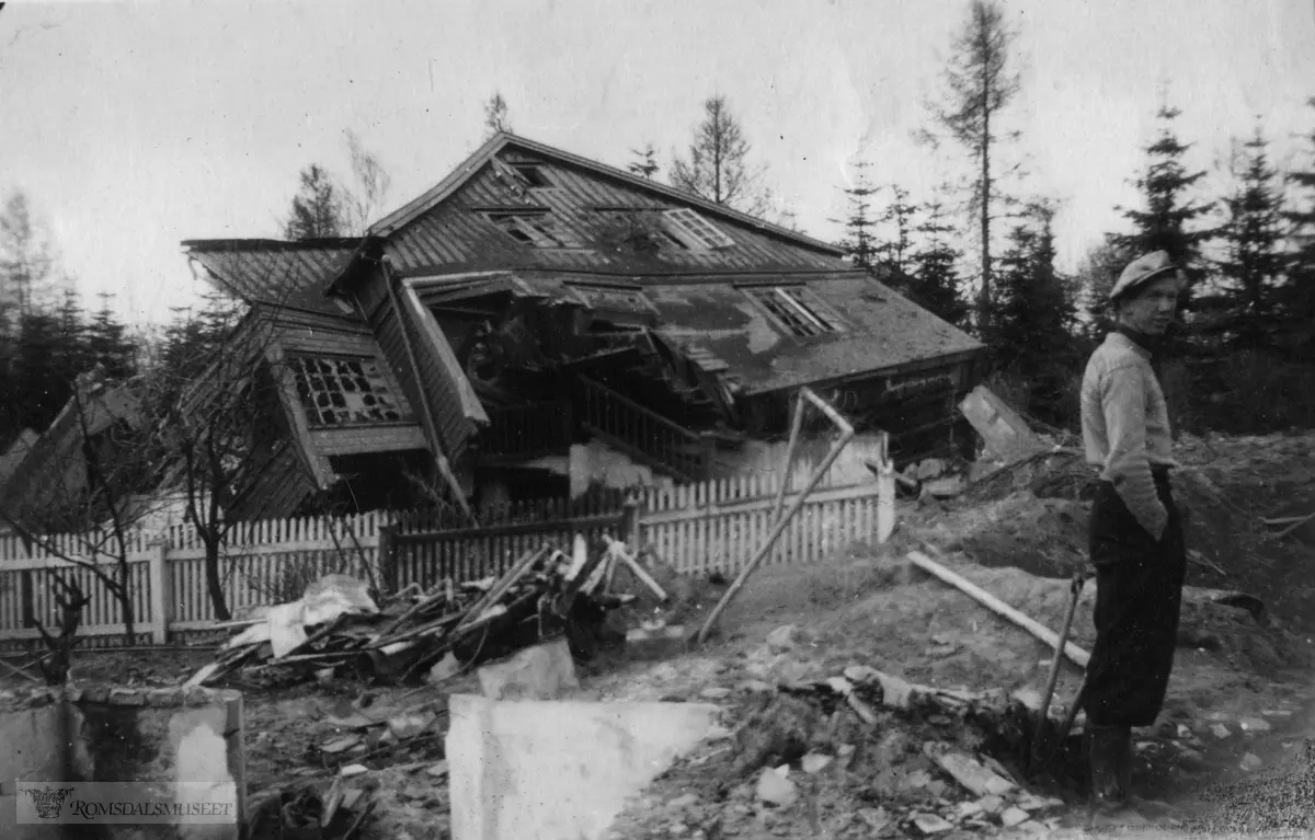 Bombinga i Molde og ruinane etterpå..Asbjørn Sæbø sitt hus øverst på Gørvelmarka som ble bombet 27.04.1940..I forgrunnen står Bernt Halstensen som også mistet sitt hjem i Gørvellalleen 7..(se Moldebys historie side 35)