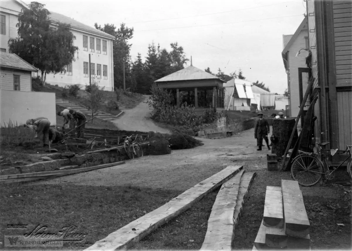 Hektisk aktivitet for å få alt ferdig til åpninga. Midt i bildet står «musikktribunen» som kongen heldt opningstalen sin frå.