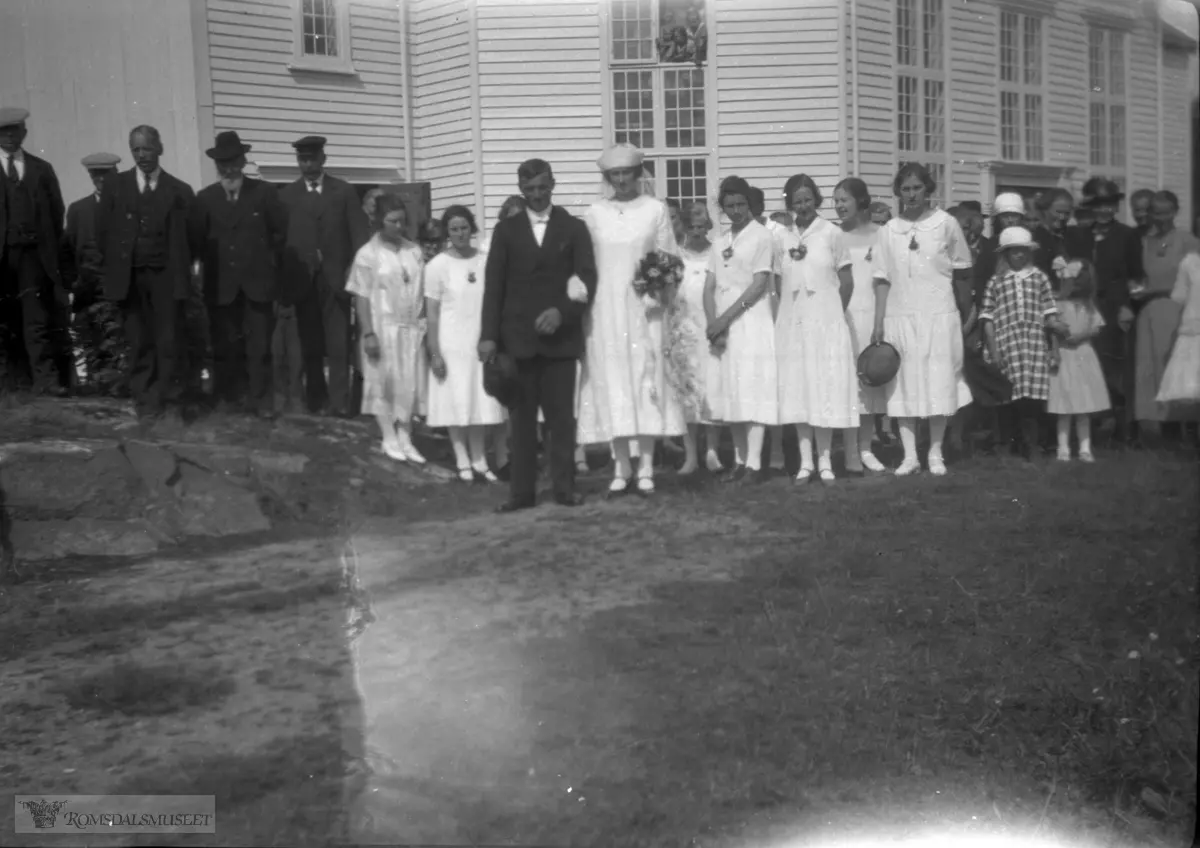 Brudefølge ved Kleive kirke., Kristine Ulleland fra Nerigarden og Trygve Heggem sitt bryllup i 1926..Brudepar, brudepiker og gjester utenfor Kleive kirke.