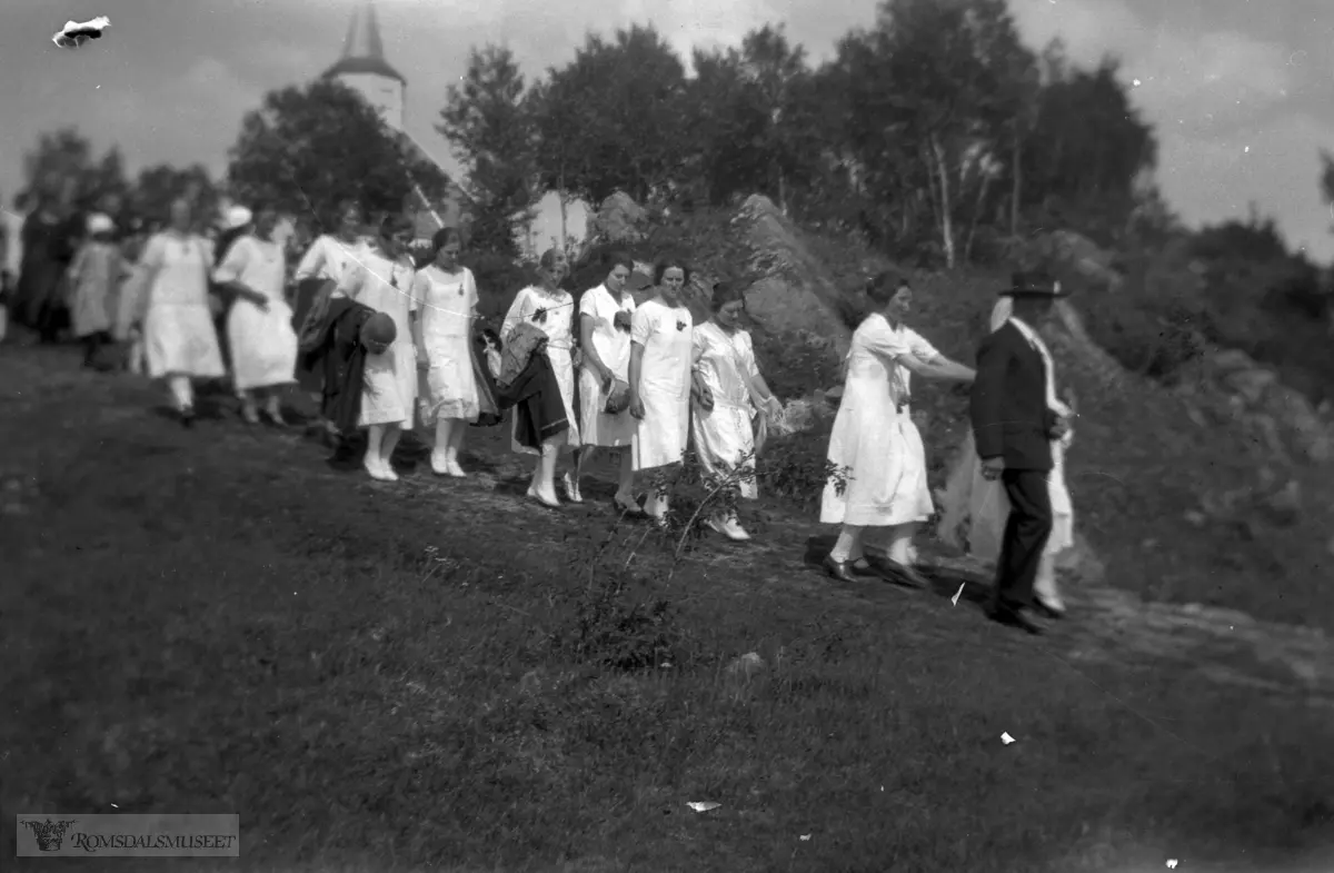 Brudefølge ved Kleive kirke., Kristine Ulleland fra Nerigarden og Trygve Heggem sitt bryllup i 1926..Brudepar på vei ned gamleveien fra Kleive kirke..(bilder fra konvolutt merket "filmer fra 1926")