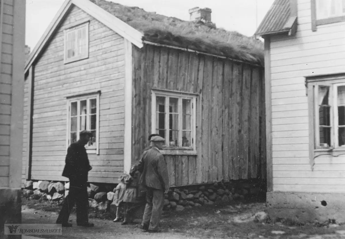 Ona, Romsdal..Frå Onagarden. Huset midt i biletet - kalla Rådhuset - vart reve tidleg på 1950-talet..(Eier: Inger Helene Johnson f. Solemdal, 1913-2006. utlånt av Hein Johnson)