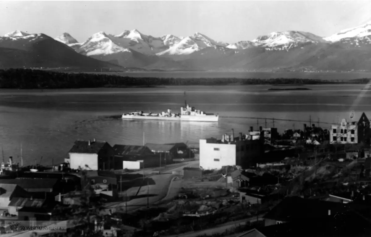 Britiske Destroyer HMS Mackay (I70)(D70) på Moldefjorden.