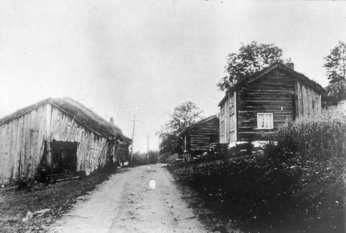 Husa på Hammervoll. Alle husa er no flytta til Romsdalsmuseet. .Stua i 1927, løa i 1982, stabburet i 1987.