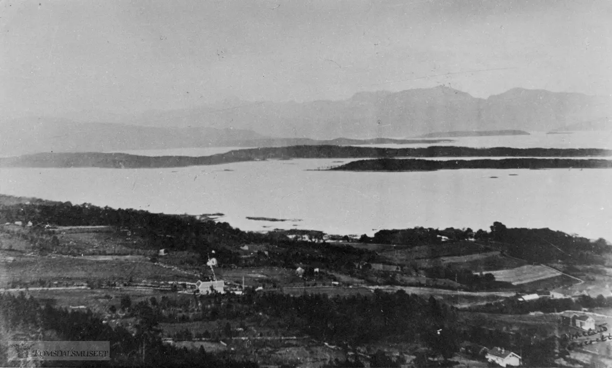 Molde sett østover fra nord, Moldegård, Lingedalen med Bolsøya i bakgrunnen.