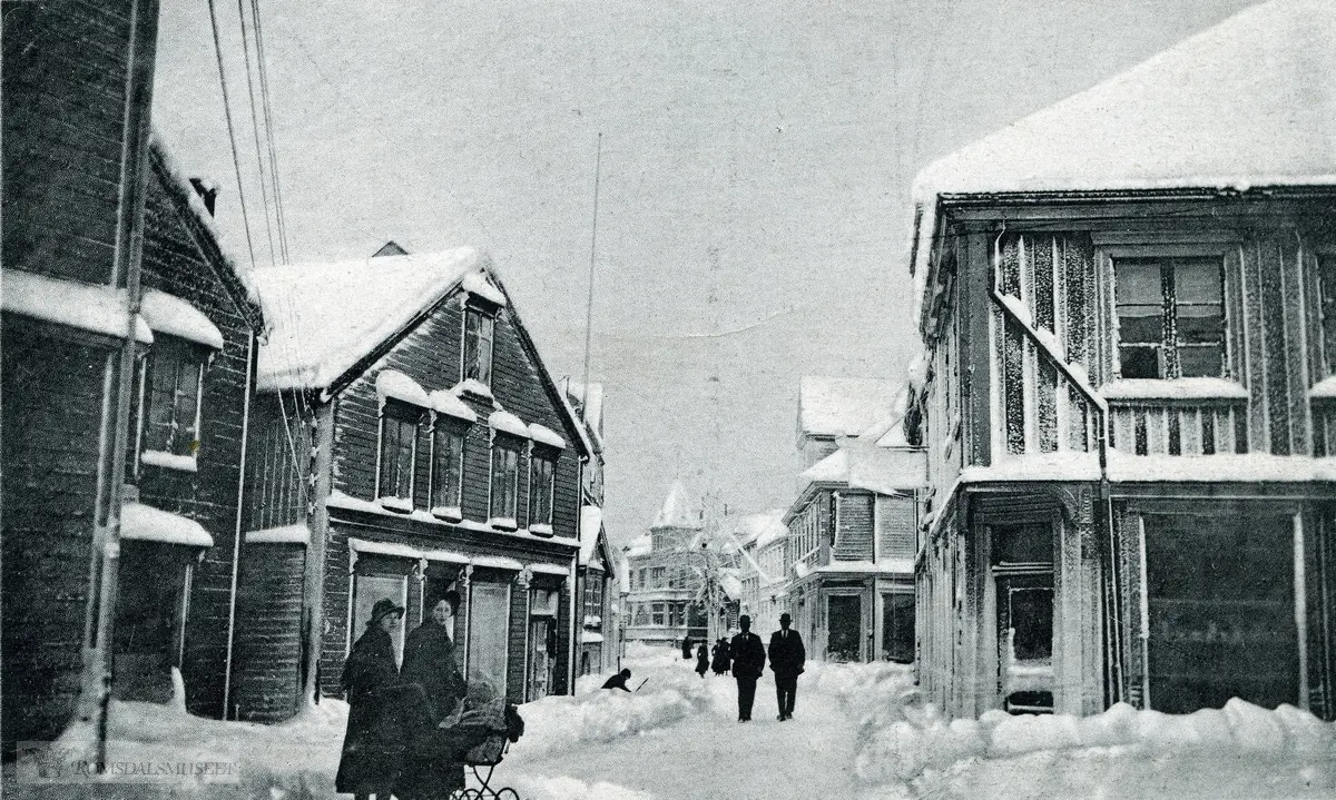 f.v S.Pettersson, baker Ranvik, Sakfører N.Leth sin "Lethgården" med tårn øverst i gata. På høyre side Breckegården, Kaffistova (Bondeheimen)..Vi ser også blikkenslager Jakobsen, Kosbergs slakterforretning.