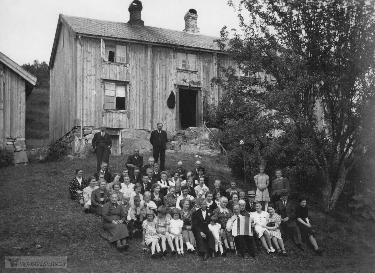 Bryllup på Barstein/Tronteigen..Gudrun Gussiås g.1938 med Ole S Skjølvik.