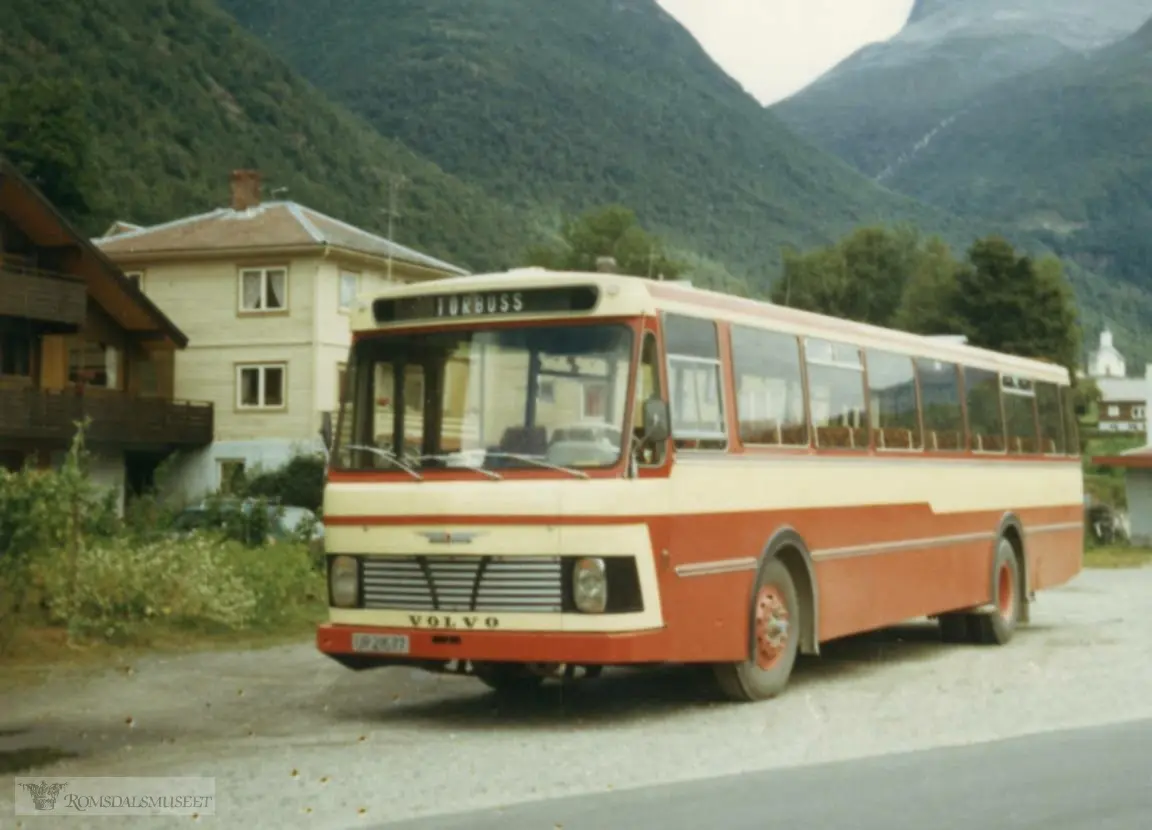 UR21677 var en Volvo B57 personbuss, 1974-modell, som gikk i rutetrafikk for Aukra Auto i alle år, i ruter Aukra-Molde eller ruter lokalt på Gossen..(fra Oddbjørn Skjørsæter sine samlinger i Romsdalsarkivet)