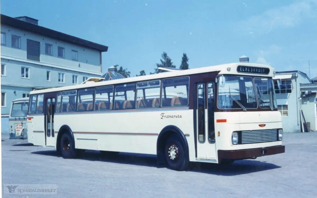 Frænaruta..Dette er leveransebilde av en buss til Frænaruta v/ Brudeset, Elnesvågen. Frænaruta hadde ruter Elnesvågen-Molde fram til 1980 da selskapet ble med i Atlantic Auto. Bildet er tatt utenfor lokalene til Vestfold Bil og Karosseri (VBK) i Borre, der busskarosseriet ble bygd og levert sommeren 1973. Den ble registrert UR17719. Dette er en Scania BF110..(fra Oddbjørn Skjørsæter sine samlinger i Romsdalsarkivet)