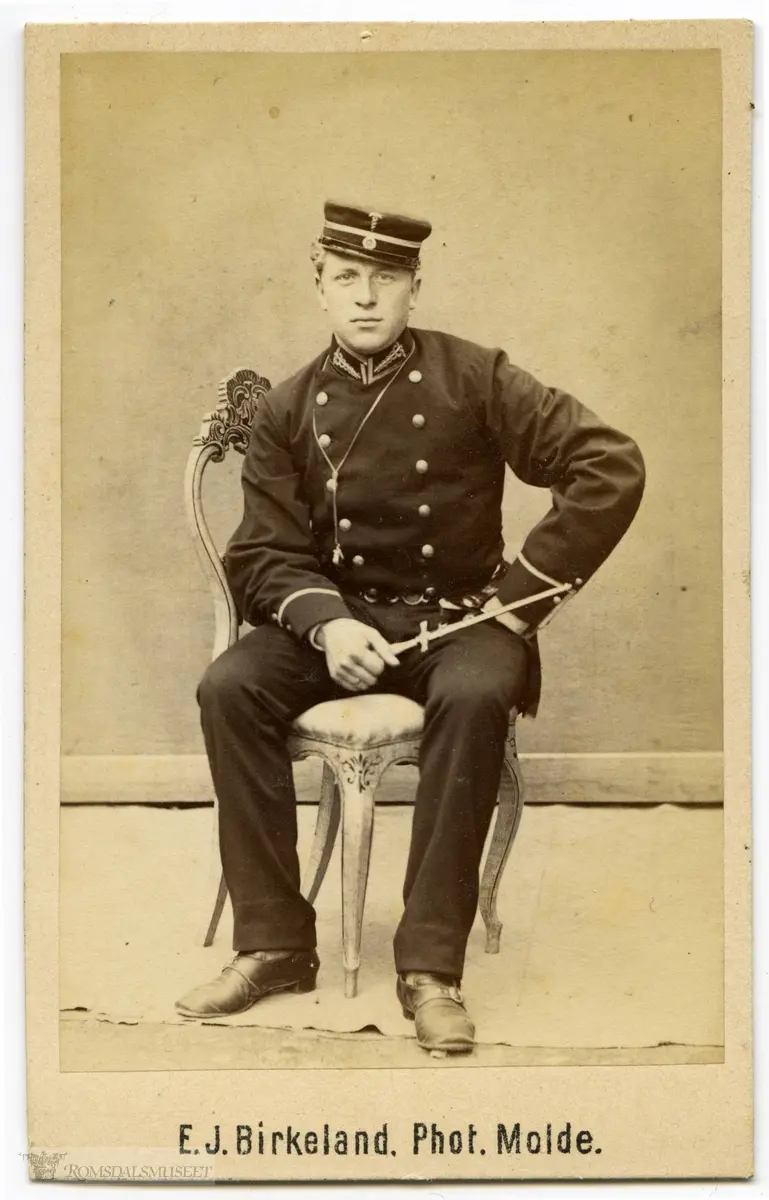 Han bærer uniform som undertollbetjent som reglementert frem til 1895.