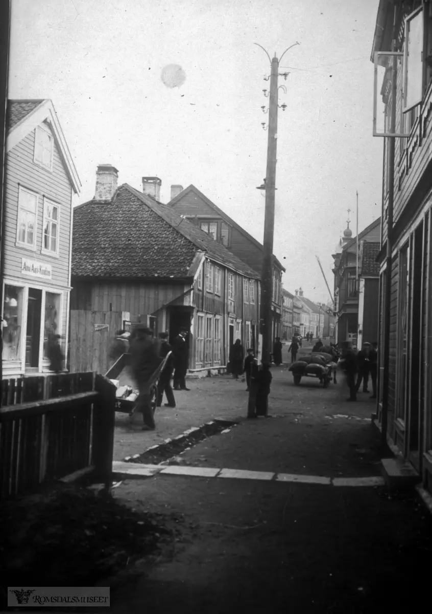 "Gamle Molde", Storgata sett østover..Anna Aarø Knudsen sin butikk på venstre side av gata.