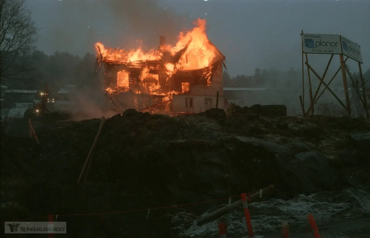 Britanus Berntsen "Berntsen-huset" i Mølleråsen som ble påtent av brannvesnet i en brannøvelse 12.12.1998..(Se Romsdal Sogelag 2011)