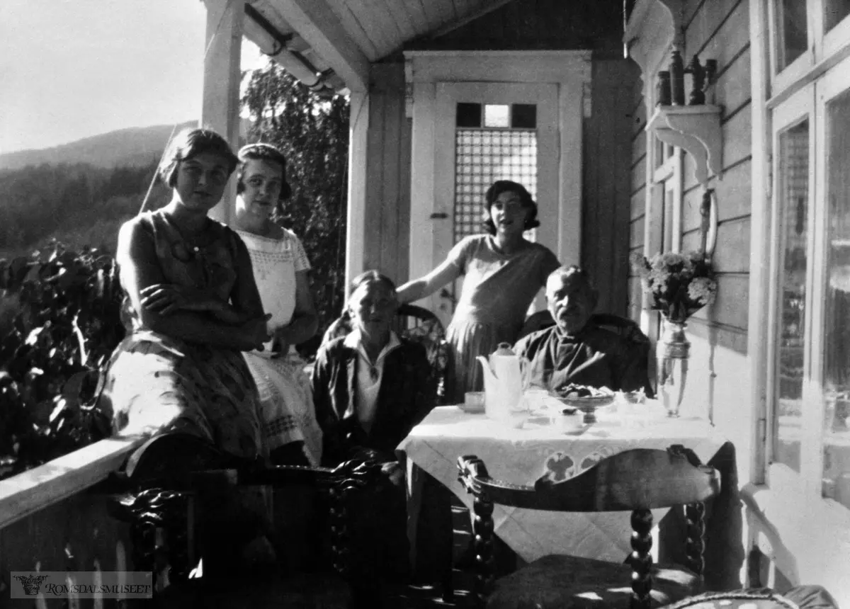 Familieidyll på verandaen i Moldelia. ."Berntsen-huset" i Mølleråsen som ble påtent av brannvesnet i en brannøvelse 12.12.1998..(Se Romsdal Sogelag 2011) .(Se Romsdal Sogelag 2011)