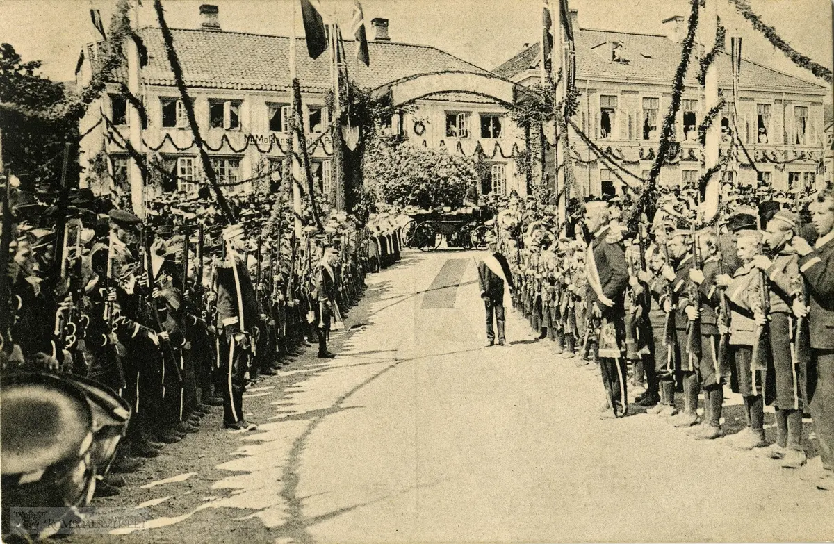 Fra Kroningsreisen i 1906..Mottakelsen i Molde..I forgrunnen på begge sider, Molde buekorps.