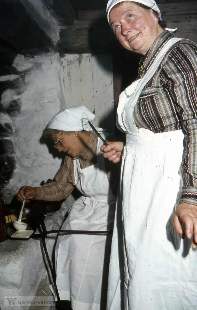 Steking av avlette i Pålgarden på Romsdalsmuseet..Olsok på Romsdalsmuseet i 1981. .Med Eresfjord Bondekvinnelag.