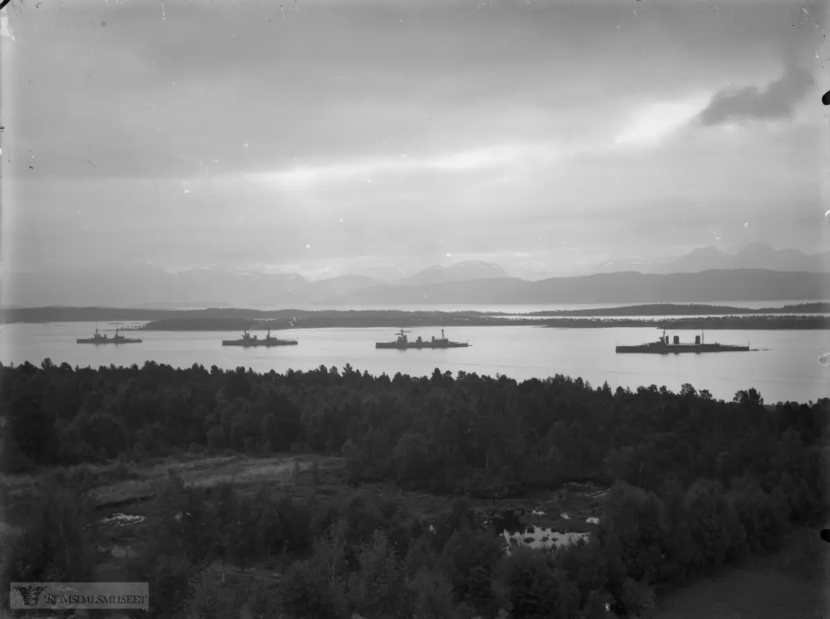 Britiske slagkryssere, fotografert høsten 1912. Fra venstre på bildet, HMS Invincible, HMS Inflexible, HMS Indefatigable og HMS Lion.