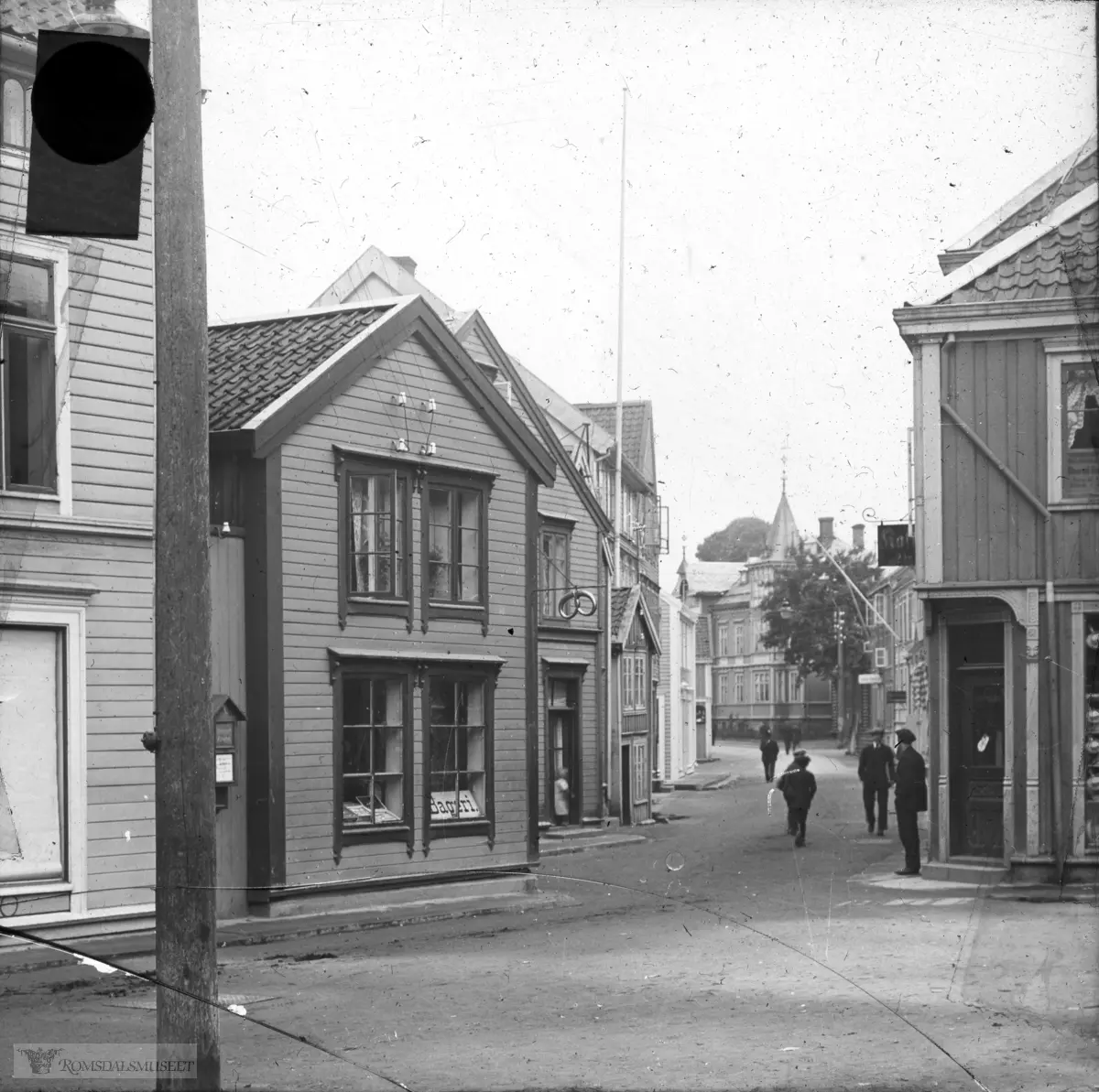 Storgata sett vestover, f.v S.Pettersson, baker Ranvik, Sakfører N.Leth sin "Lethgården" med tårn øverst i gata. På høyre side Breckegården, Kaffistova (Bondeheimen)..Vi ser også blikkenslager Jakobsen, Kosbergs slakterforretning.