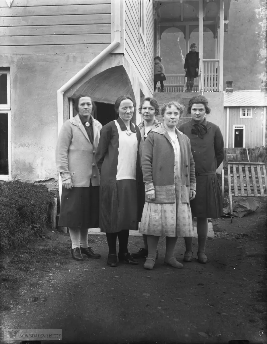 Soltun..Inga Rypdal er søster til kona til Emil fra Tresfjorden..("Skreddergruppe").("Skreddere hos Emil Samset, Voll..B.f Voll side 429 Soltun")