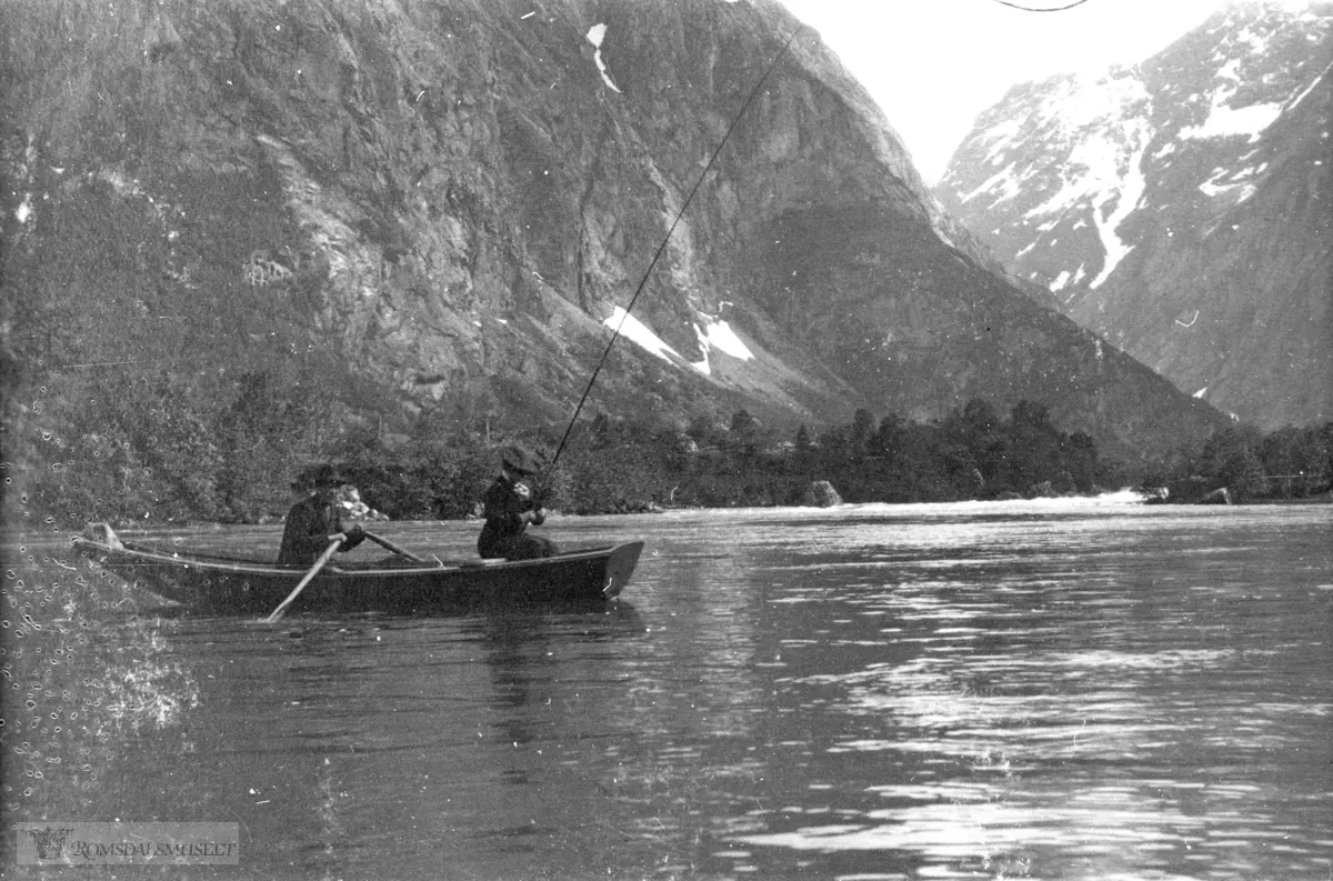 Lady Ridley (søster av William Bromley-Davenport f.1862) fisker med flue i Fivahølen rundt århundreskiftet. Forpakter Johan Hoff f.1869 ror. .(4ser5g)