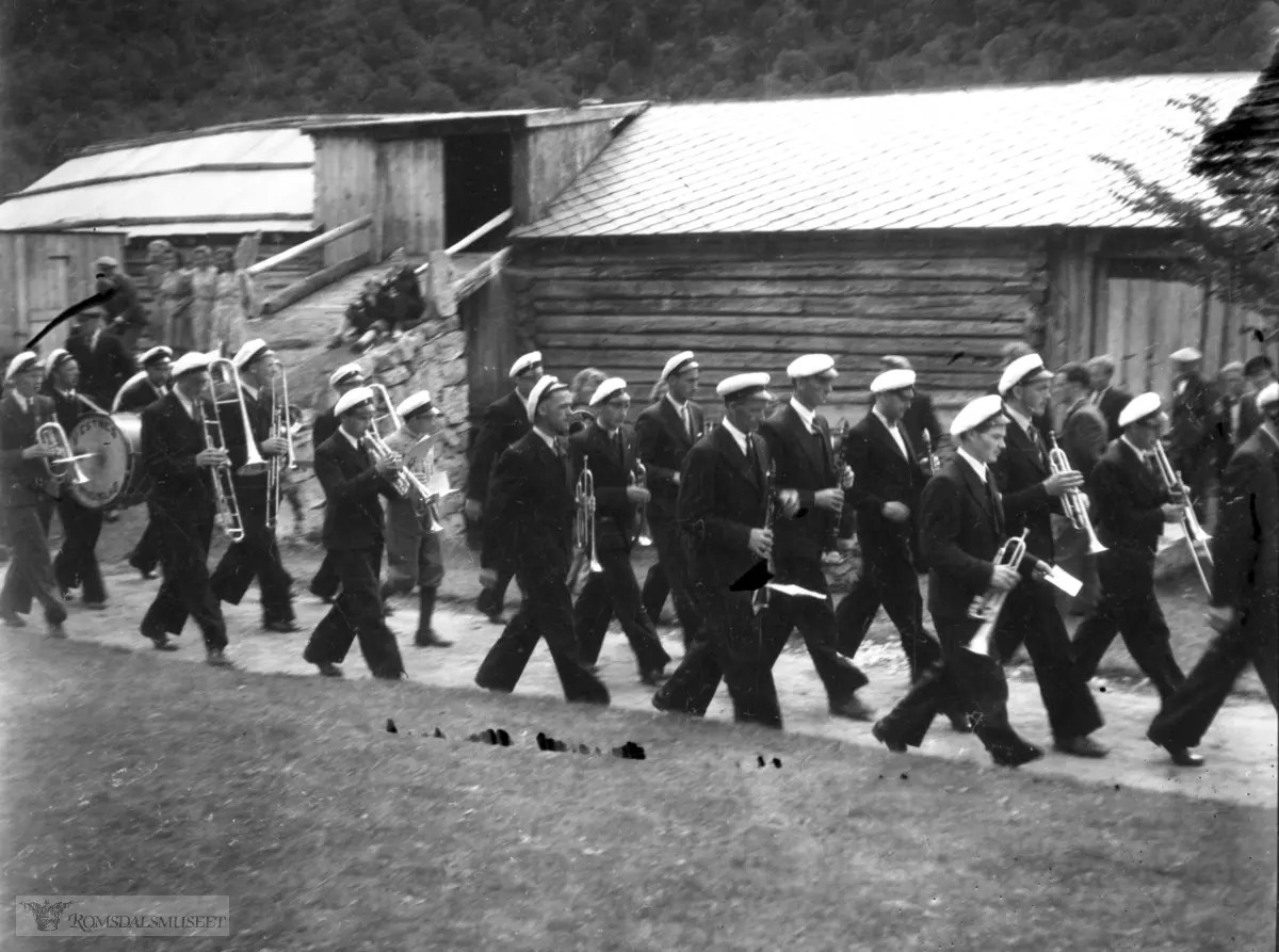 Fra sangerstevnet på Moen i 1946..Vestnes musikklag..Løa til bnr 12 i bakgrunnen.