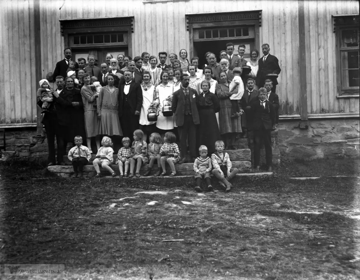 Frå bryllaupet til Petter Vik og Anna Austlid på Gjøra i Sunndalen 1929. Dei vart gift borgarleg i Trondheim (Nidaros) 4. juli 1929. Dette bildet må vere tatt litt seinare på sommaren.