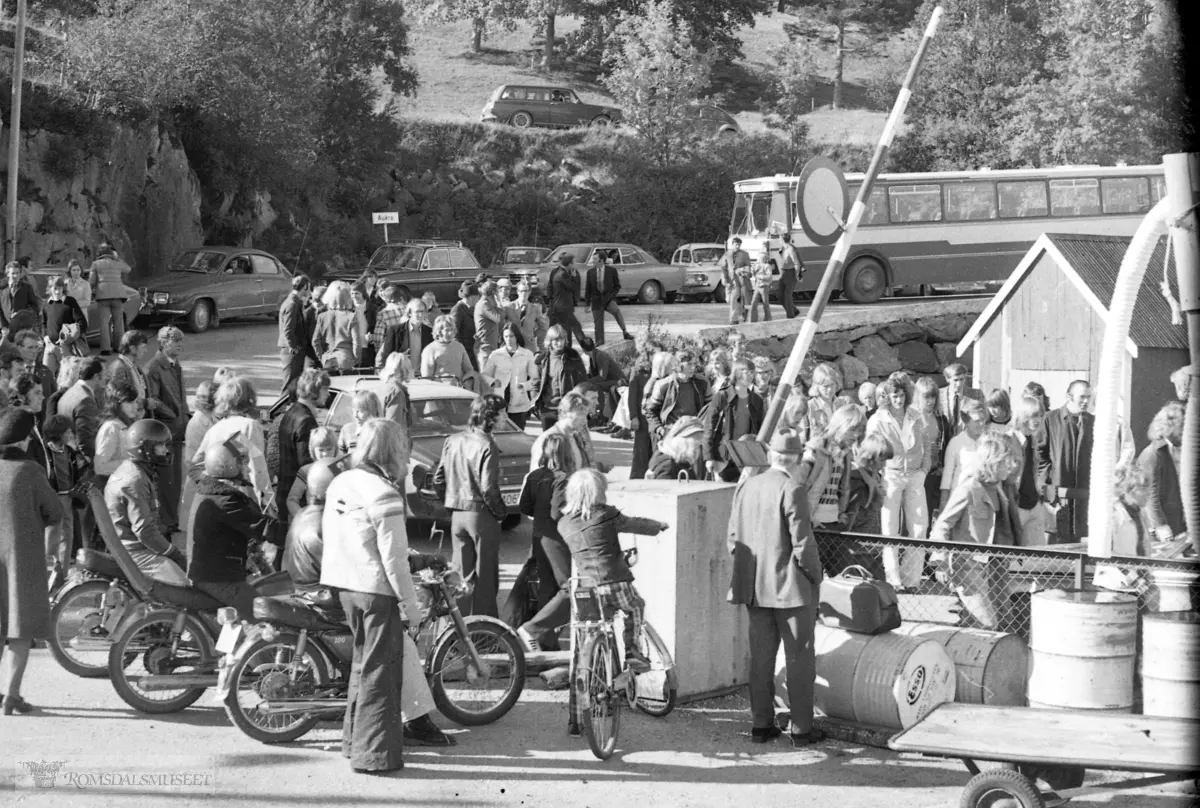 Kø ved fergeleie på Aukra med folk som skal til Molde får å se på fotballkampen mellom Molde-Viking i 1974..(Trykt i RB 27.09.1974)