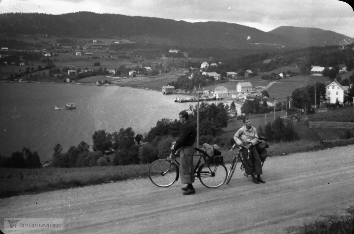 "nr 27. Fra Tingvoll i 1938"..Tingvollvågen med fergeleiet og samvirkelaget like bak. Koksvikgarden bak til høyre.