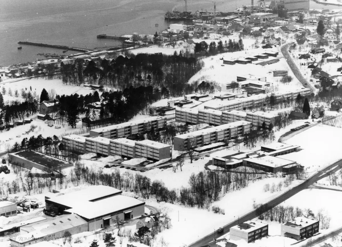 Vinterbilde fra Fuglsetområdet..Knausen, bak ligger Øverland borettslag, til høyre Øverland barneskole.