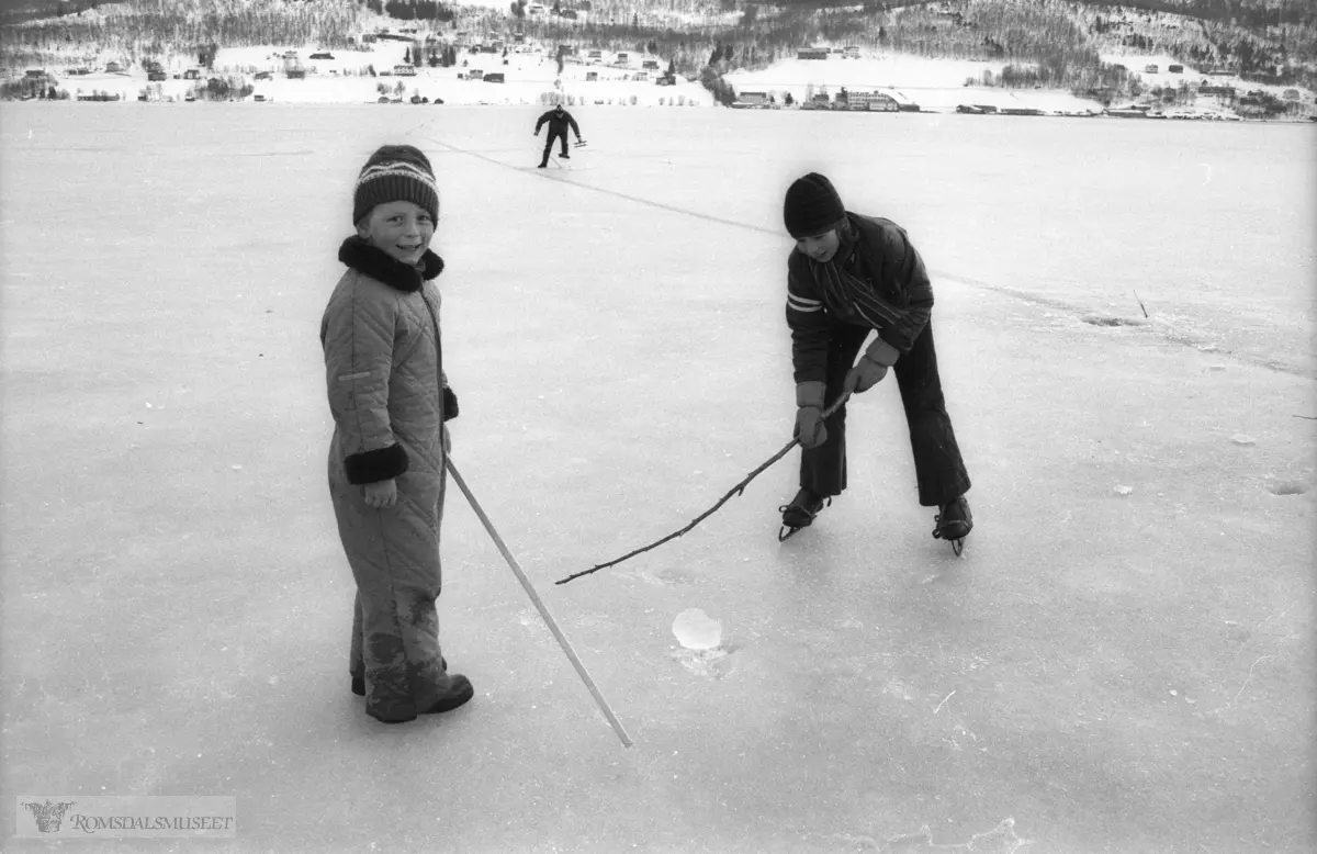 Isfiske på Fannefjorden..(Bilder fra serien ble brukt i Romsdals Budstikke 24.02.1976)