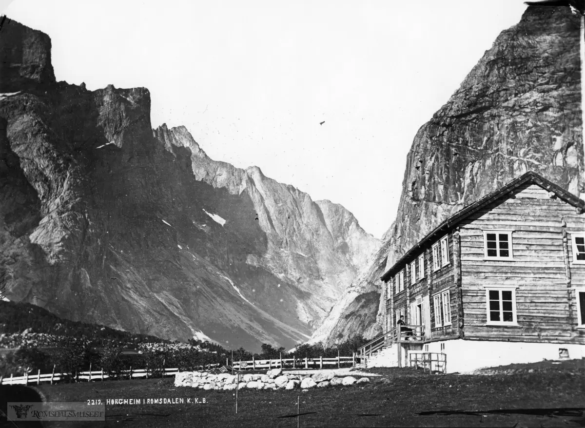 Etter brannen på Horgheim 1878 kjøpte gardeieren brukt hustømmer i Øverdalen og bygde av dette sitt nye hus. Han benyttet samtidig anledningen og førte opp nær veien. Senere er huset blitt forandret, det er blitt bordkledd og deet er påbygd flere altaner..Trollveggen med "Stabben" i bakgrunnen til venstre.