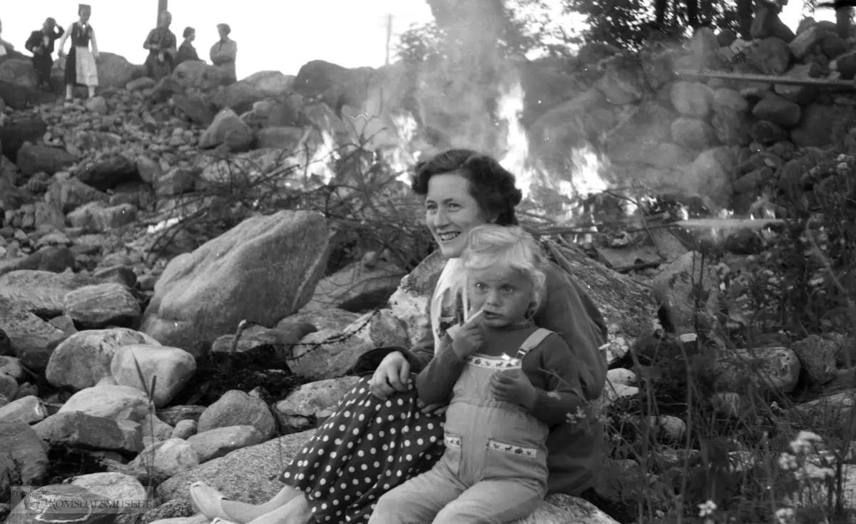 Sankthans, Jonsok. .(Film merket "1959. Jonsok, ?, Molde, Valldal, Eidsdal").