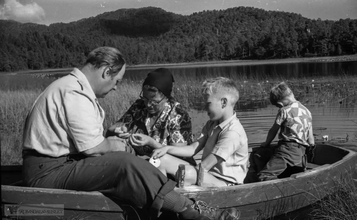 Fisketur på Mekvatnet..(Negativrull merket "August 1961. Lilly og Sven").