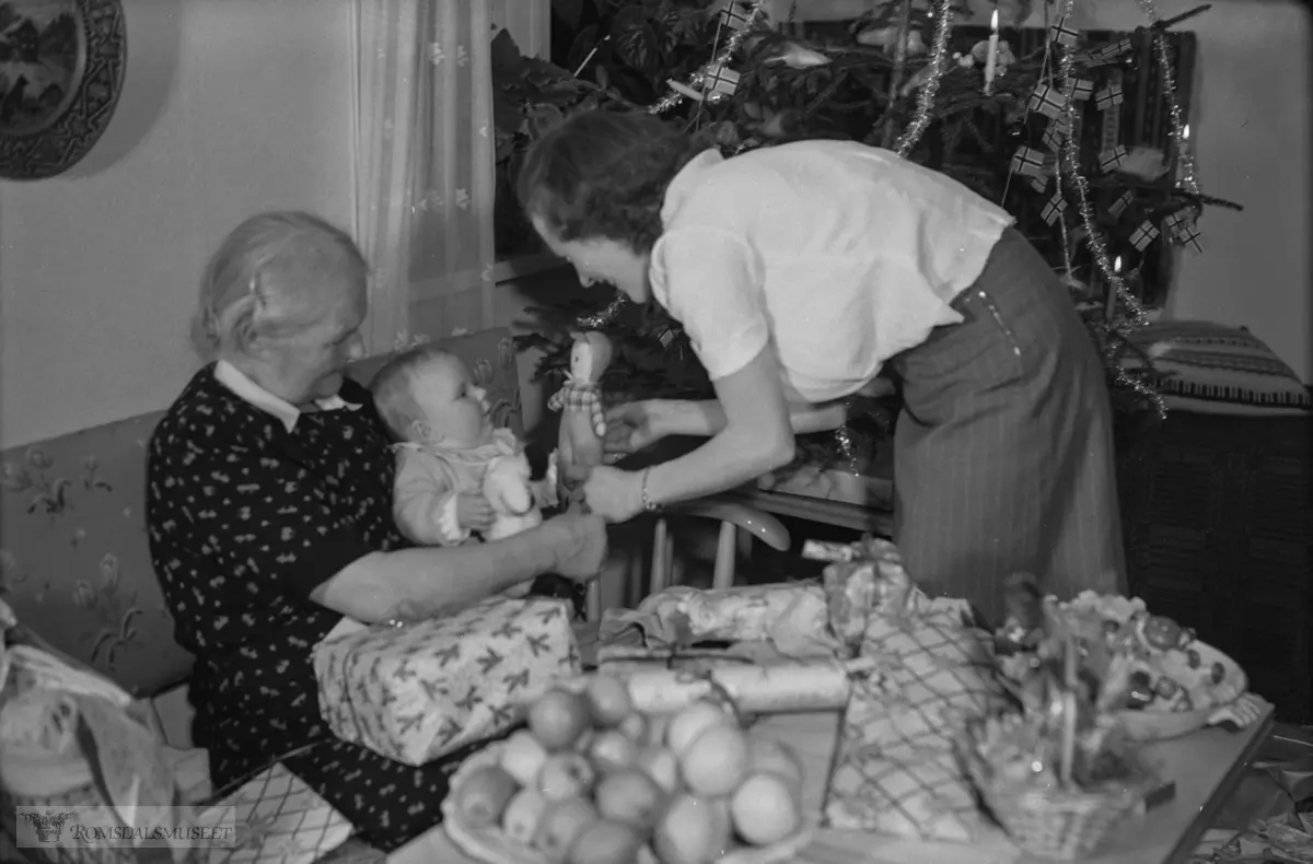 "Åsmund, Kjellaug og bestemor jula 1951"