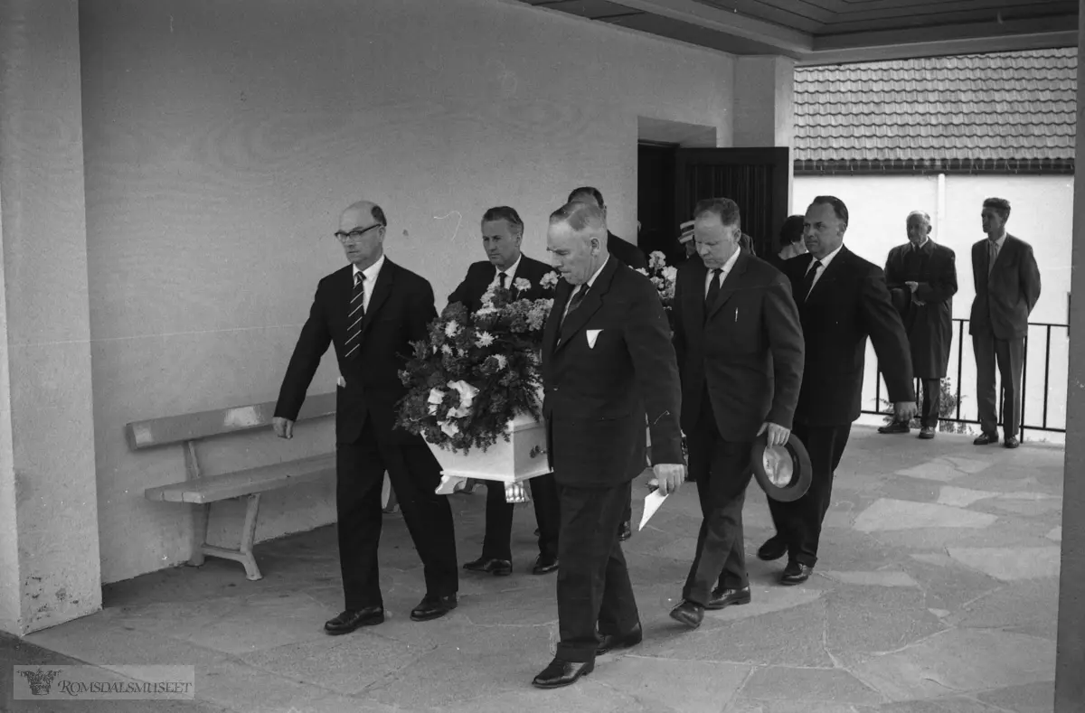 "Forsommeren 1964. Gravferd Fiksdal.".Muligens gravferden til Hans A Fiksdal f.28.02.1896 d.15.05.1964.