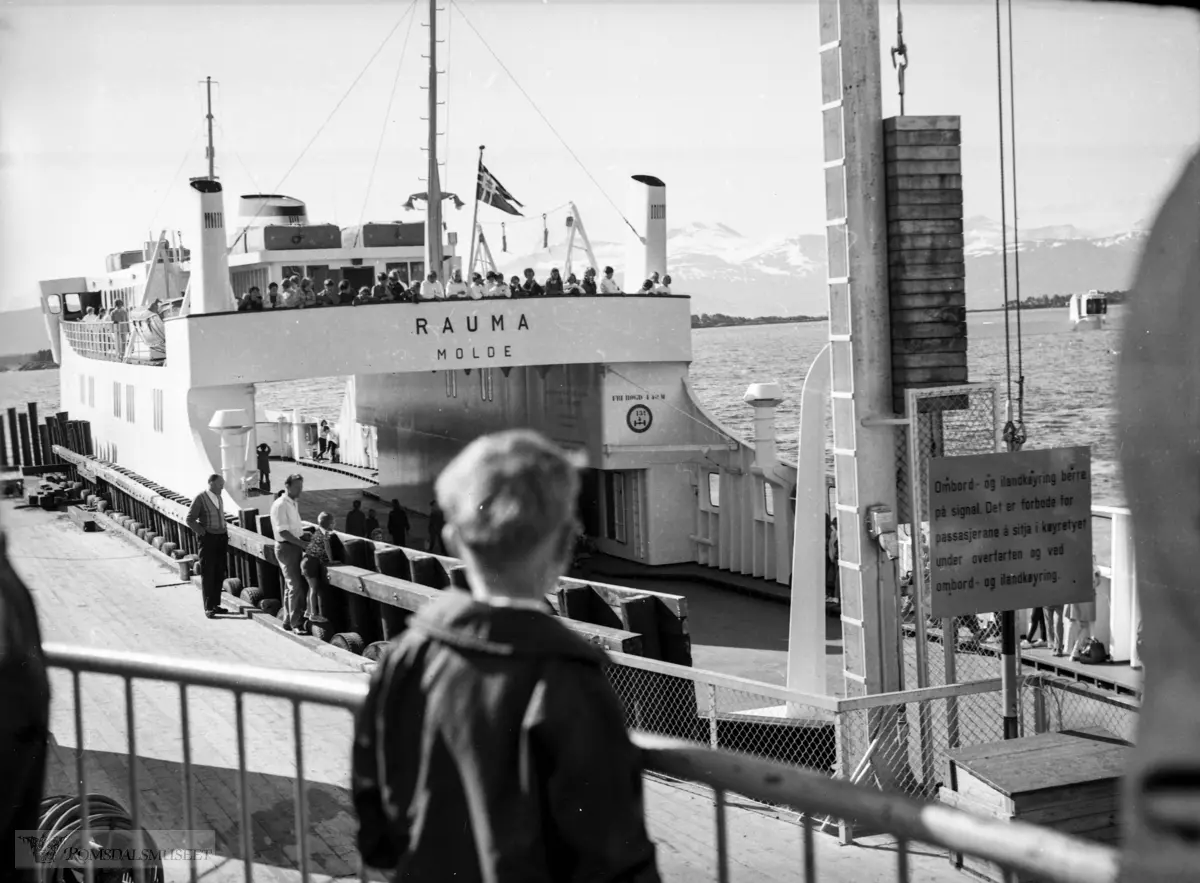 "Sangen og musikkensdag 09.06.1968". .Besøk hos Myrset, Harøysund..Pål dreg gras..Mette til turnstevne 16.06.1968".