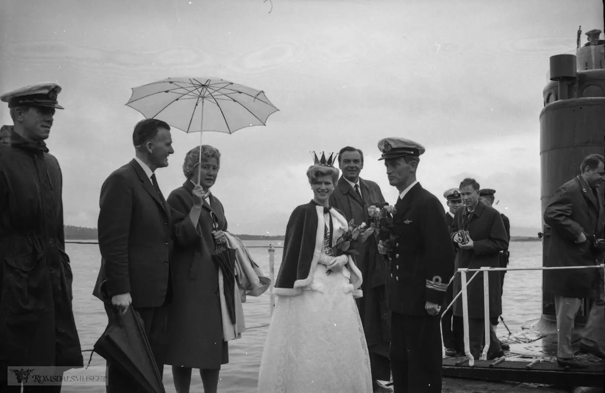 "juli 1964"..bildet er tatt ombord i en U- båt fra Marinen...Gert Horstmann som var fra Elmshorn i Tyskland. Han var eier av gartneriet som produserte Molderosen. .Molderosen ble "døpt" av fru Taasen ( direktørfrue på Alexandra Hotel) ved en tilstelning på Romsdalsmuseet sommeren 1964..Elmshorn i Tyskland ble etter dette en by som hyppig ble besøkt av diverse ungdomsforeninger fra Molde. Mange gjenvisitter av ungdommer fra Elmshorn.