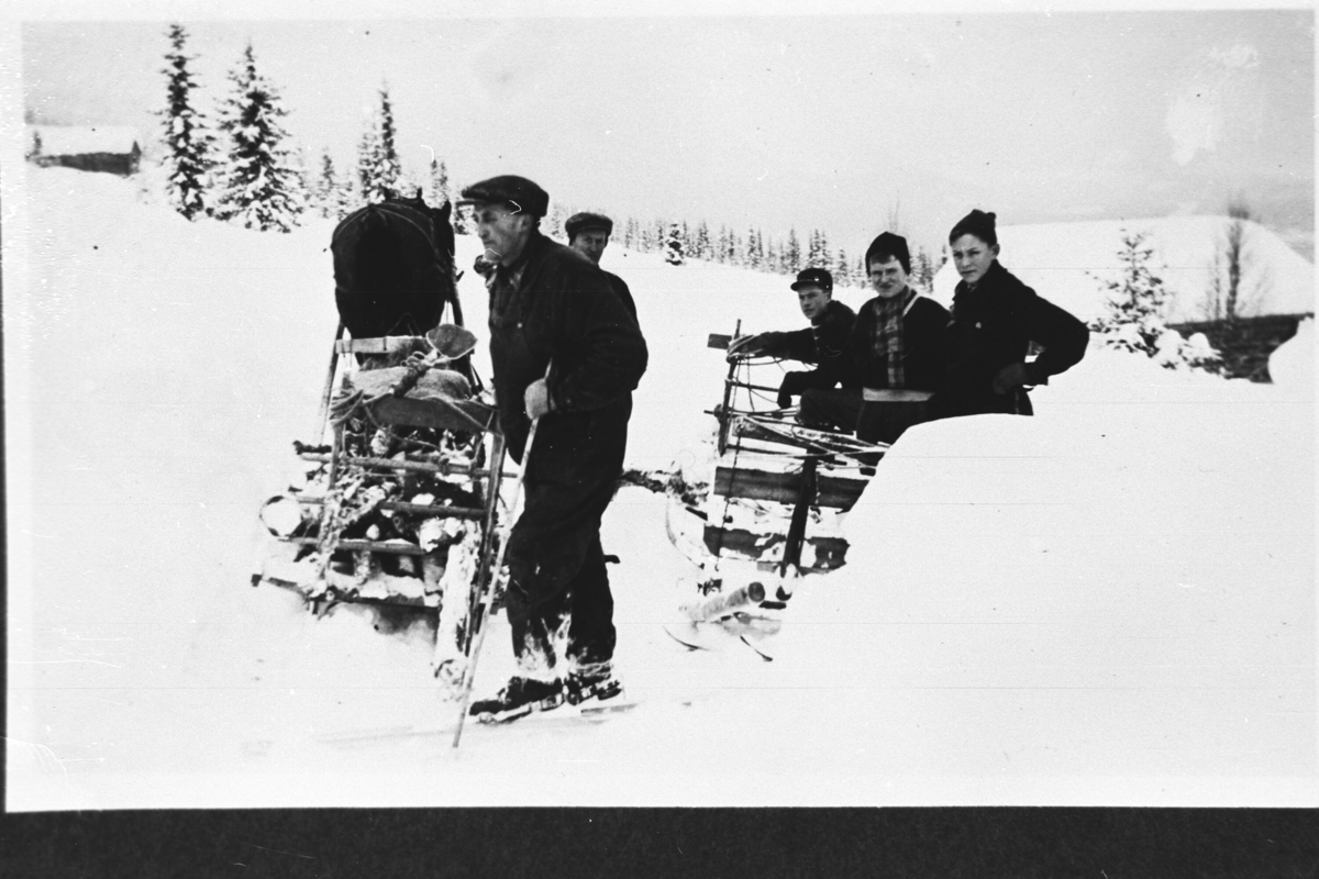 Frå v.Knut Hulebaklien og Hans Hulebaklien.
Dei andre er ukjent.