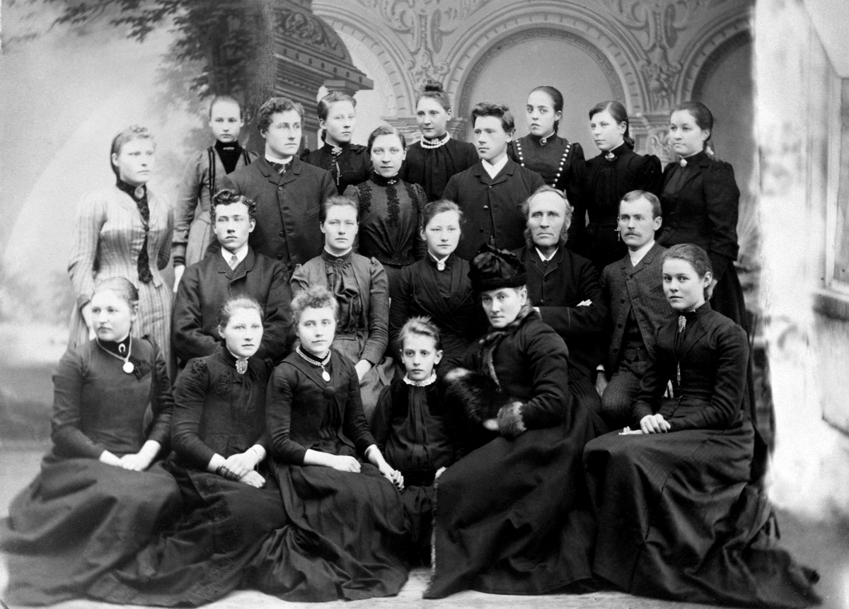 Hamar, Sagatun folkehøgskole, skoleklasse i skoleåret 1890, elver gutter og jenter, lærer Olaus Arvesen nr to fra høyre i rekke to,