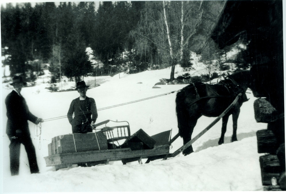 Her er amerikakofferten pakka klar for transport, det er nok ei av jentene som drog av gårde.
Frå v. Ola Liahagen og Wigger Liahagen