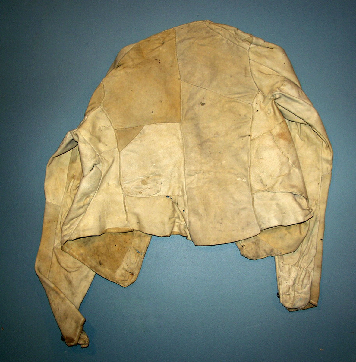 Trøye/jakke i gult skinn. Elgskinn?