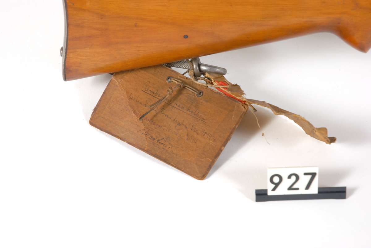 Et av de opprinnelige prøvegeværene men ble endret slik at det tjente som modell ved den formelle approbasjonen av Karabin M1912