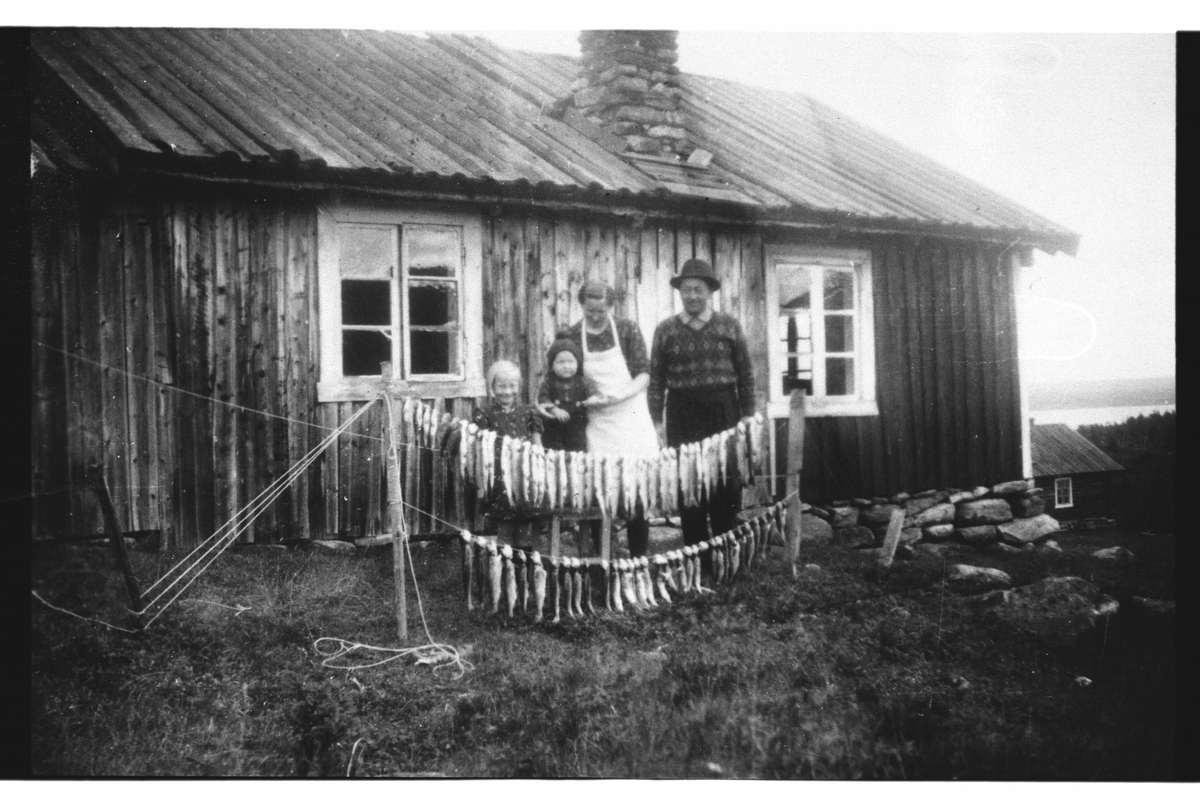 Gruppe,
frå v.Ragnhild,Halvor Lien,Anna Østro Lien og Aslak Lien.